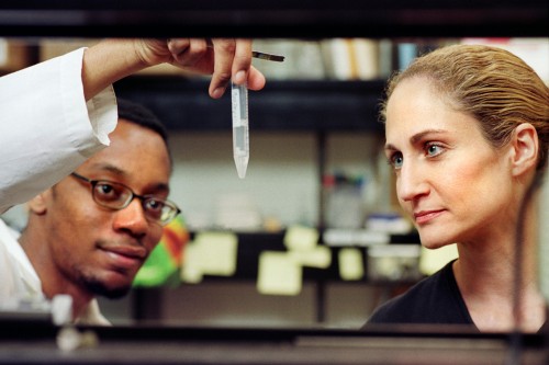 Jo Handelsman (right) researching in the laboratory with a graduate student. Courtesy of the University of Wisconsin-Madison.