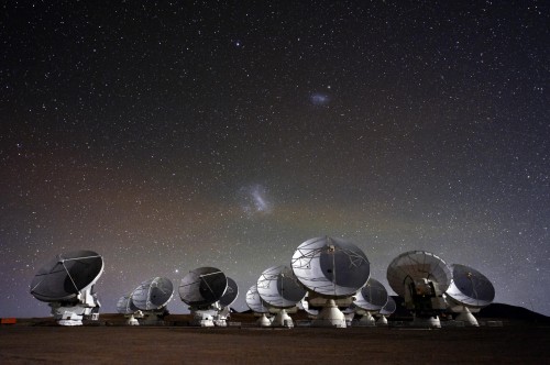 The antennas of the Atacama Large Millimeter/submillimeter array stand out against the Chilean night sky. Courtesy of the Atacama Large Millimeter/submillimeter Array/European Southern Observatory.