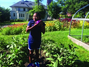 Yetunde Meroe '16 works at the Yale Farm, where she participated in the Lazarus fellowship.