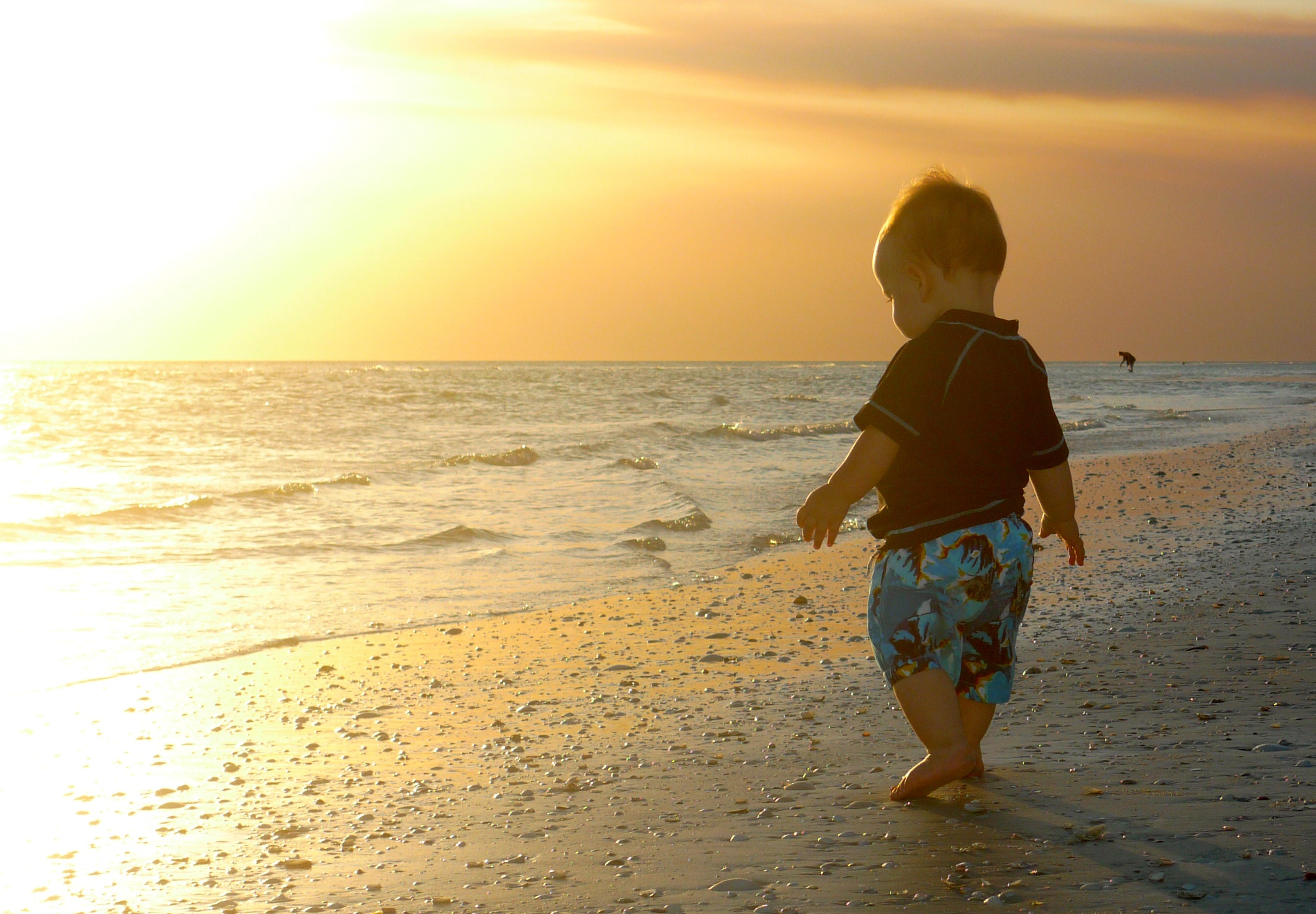 Тер спину маме. С ребёнком на пляже тень. Лето пляж картинки для детей. Летние картинки на аву для мальчика.